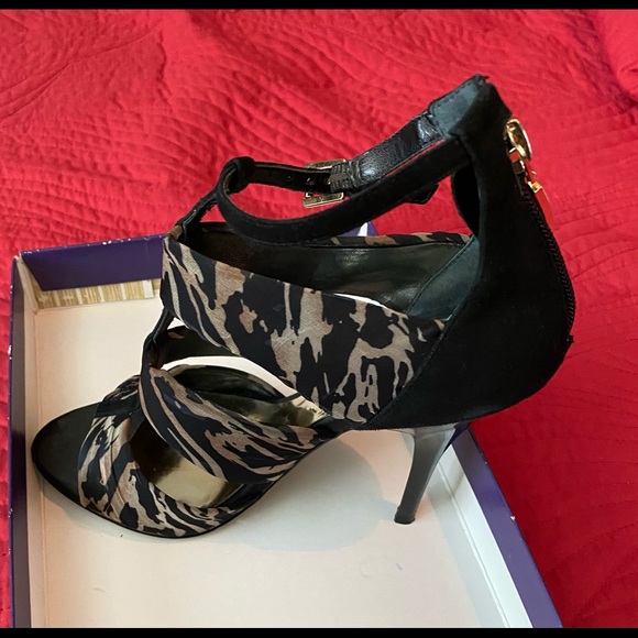 “Guess” Black Tiger Print Heels.  4 1/2 inch heel. - Picture 3 of 5